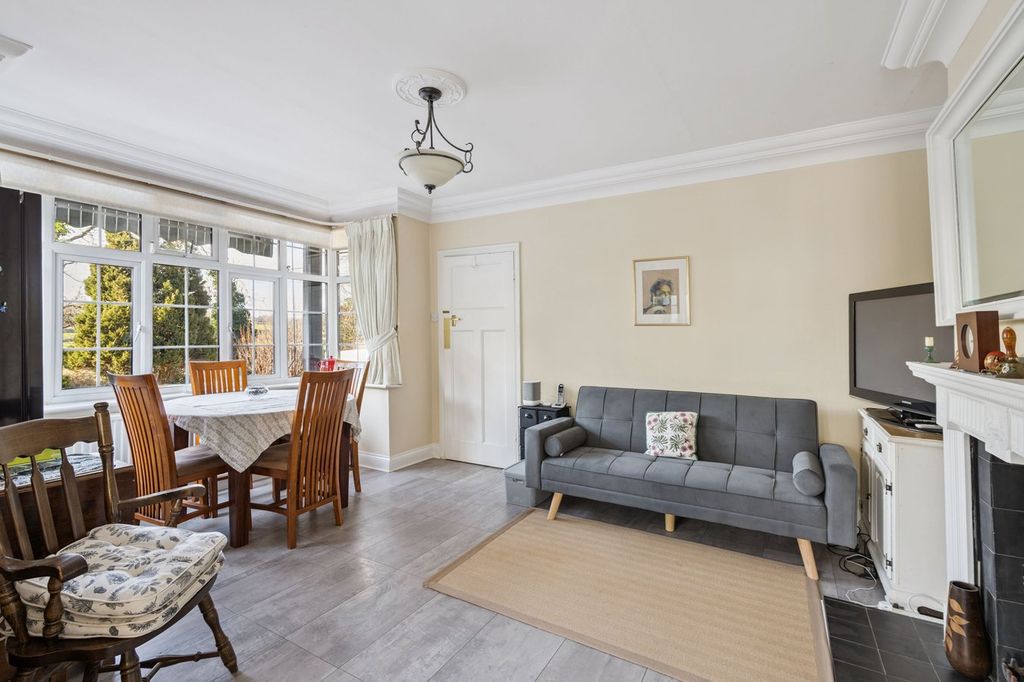 Additional image 4 of 3 bed flat for saleAmersham Road, Gerrards Cross SL9