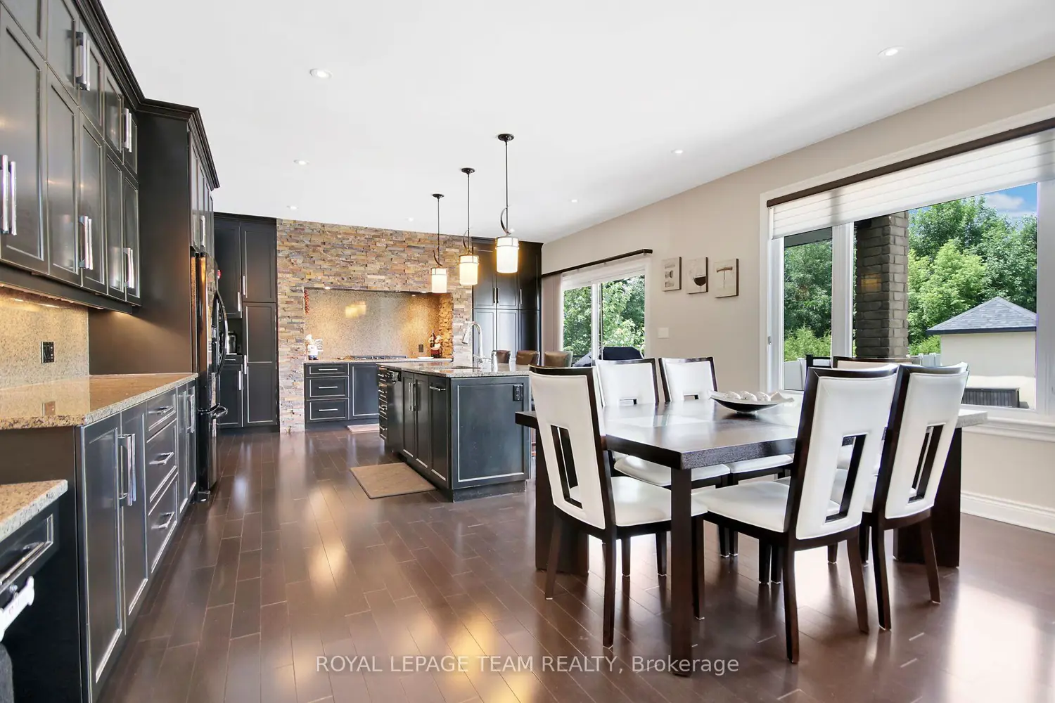 1419 Balmoral Drive photo 2