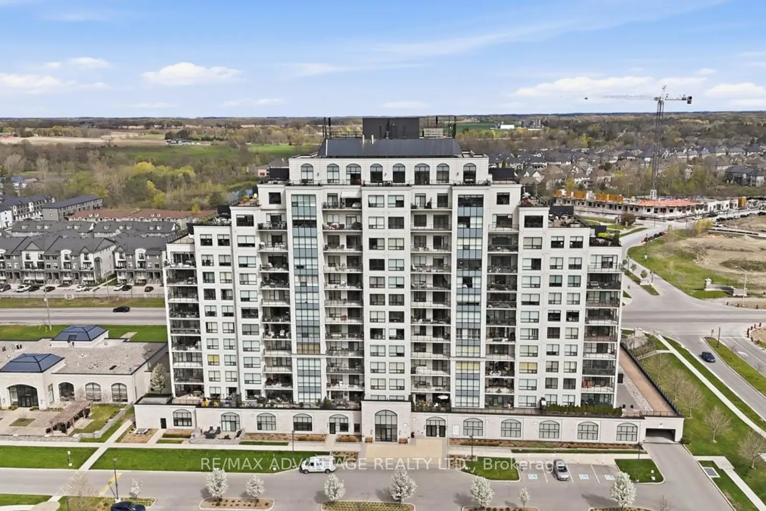 240 Villagewalk Boulevard 204