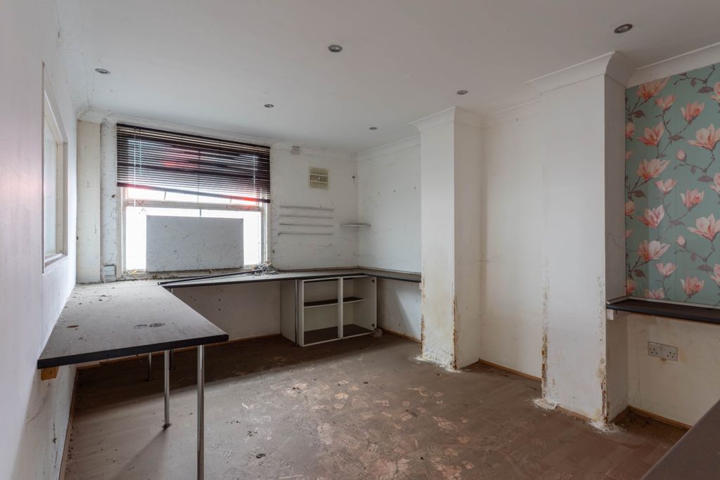 4 bed detached house for saleMilton Road, Gravesend, Kent DA12 photo 3