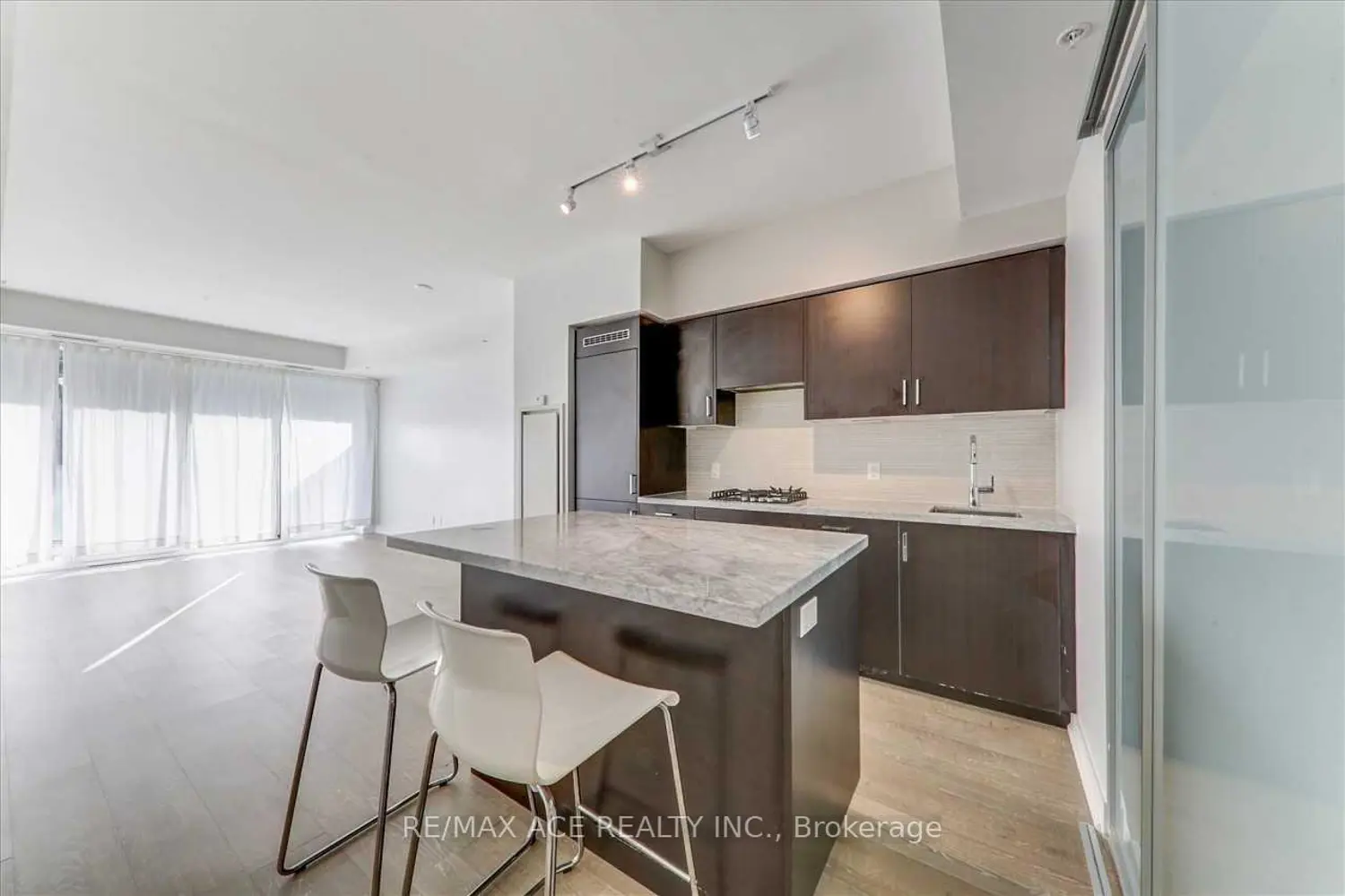 Additional image 9 of 1960 Queen Street 206
