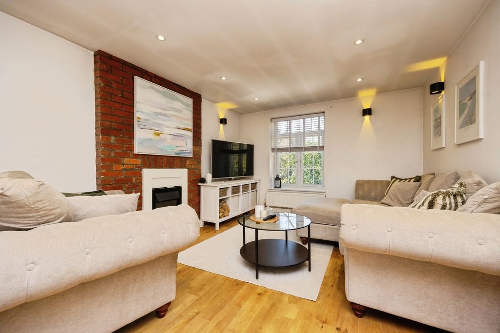 2 bed flat for salePortsmouth Road, Milford, Godalming, Surrey GU8