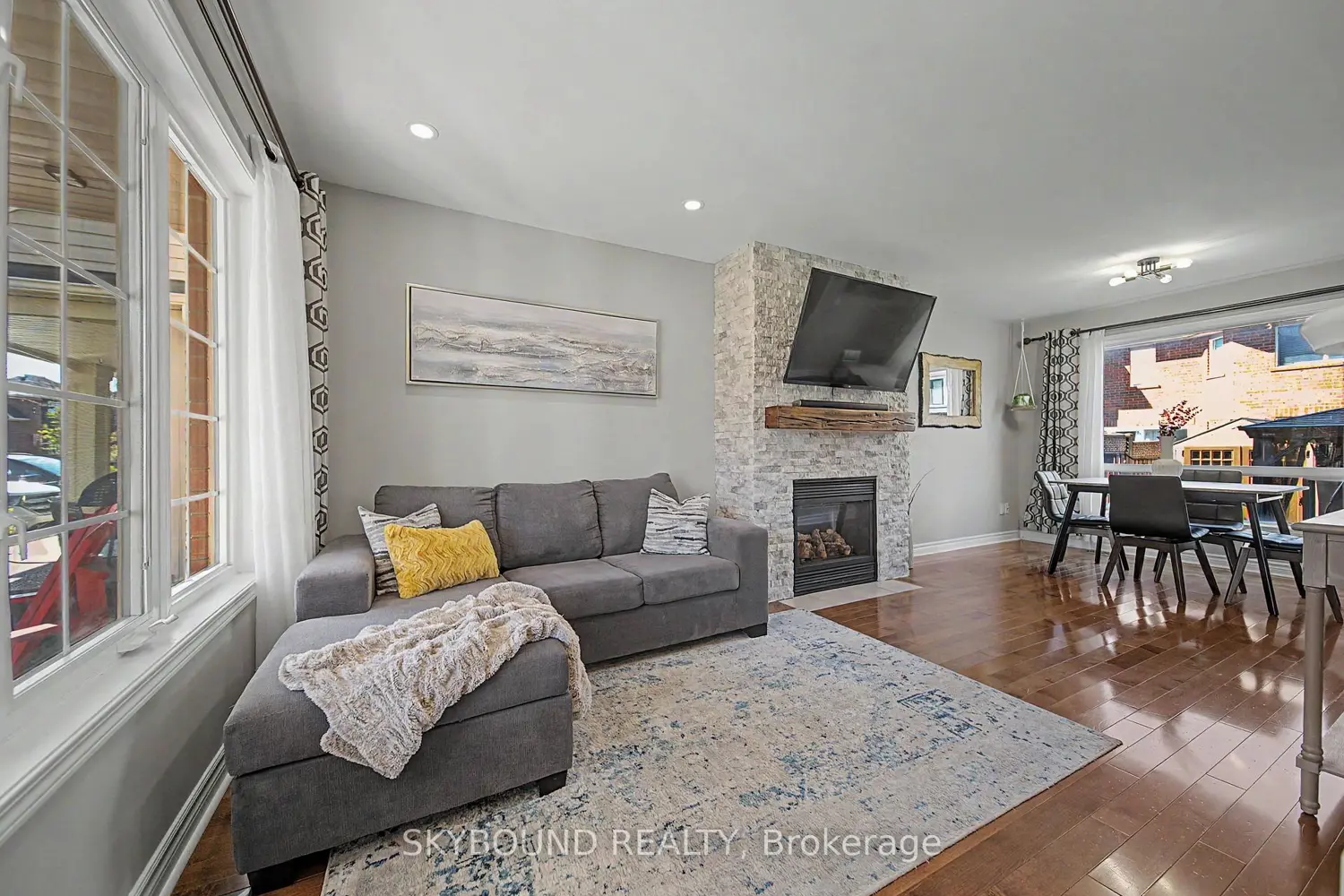 970 Donnelly Street photo 2