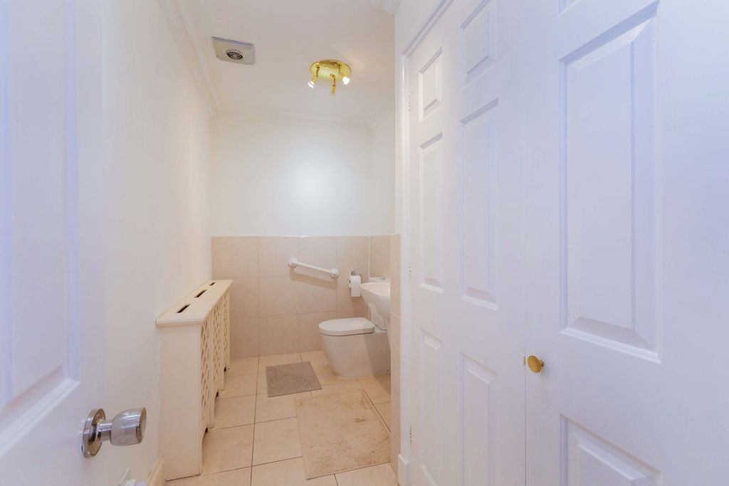 Additional image 12 of 3 bed flat for saleOak End Way, Gerrards Cross SL9
