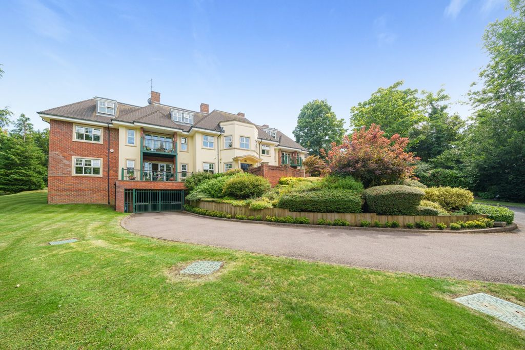 Additional image 8 of 2 bed flat for saleCrompton Hall, South Park, Gerrards Cross, Buckinghamshire SL9