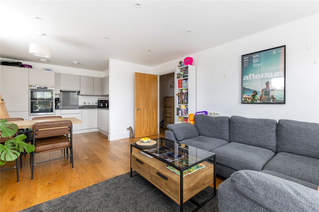 2 bed flat for saleSydenham Road, Guildford, Surrey GU1 photo 4