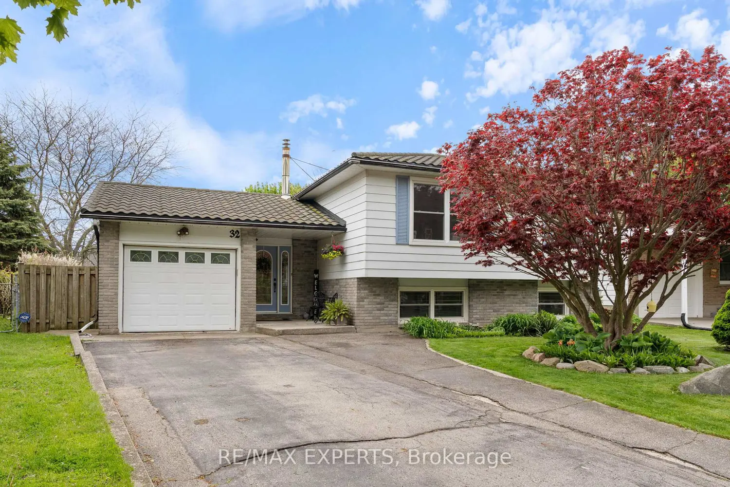 32 Crestlynn Crescent photo 3
