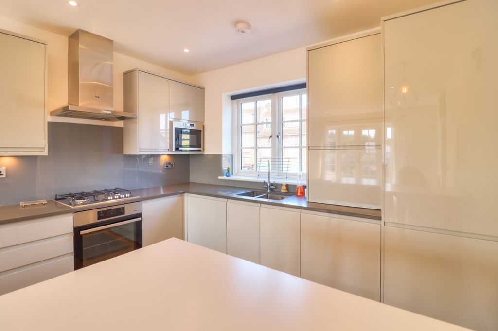 1 bed flat for saleStation Approach, Great Missenden, Buckinghamshire HP16 photo 2