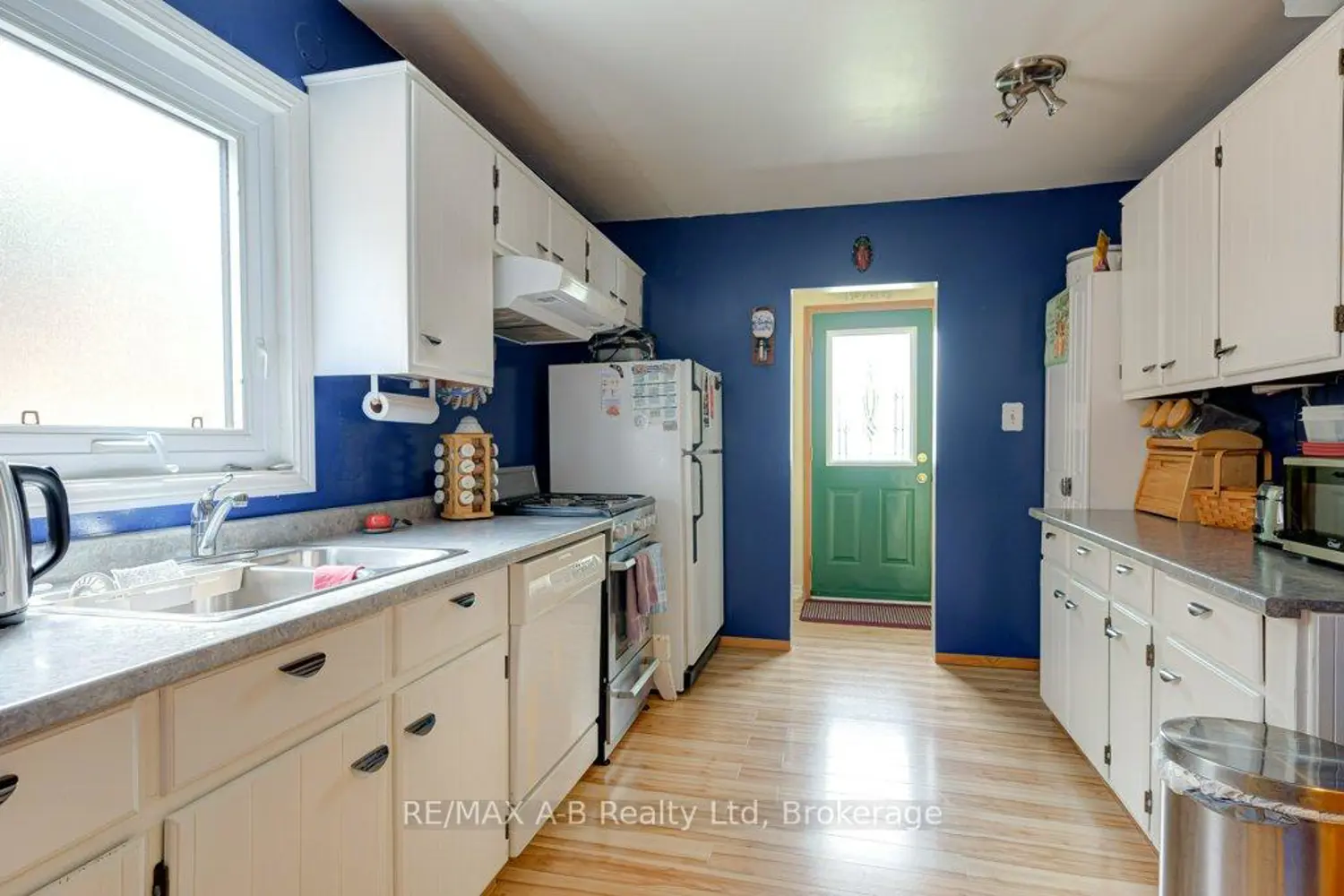 304 Douglas Street photo 5