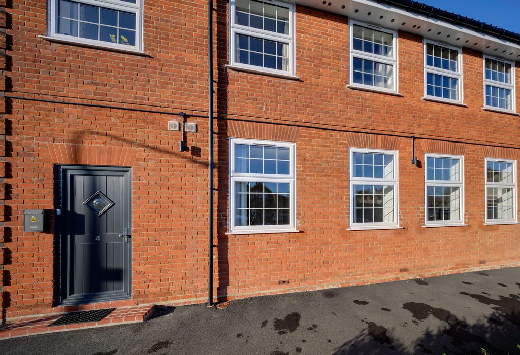 2 bed flat for saleBeacon House, High Road West, Felixstowe IP11