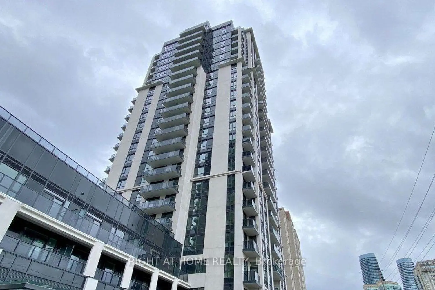 202 Burnhamthorpe Road 1607