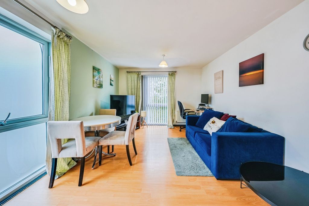 2 bed flat for saleDulcie Close, Greenhithe DA9 photo 3