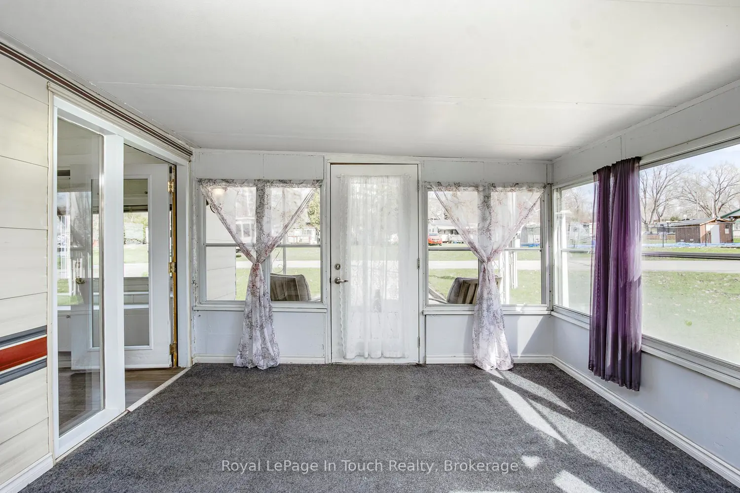 8 Lakeshore Road photo 3
