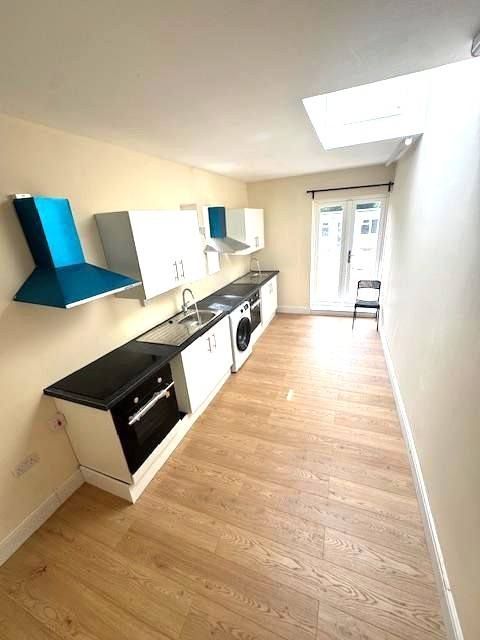 5 bed end terrace house for saleWhitton Avenue East, Greenford UB6 photo 3