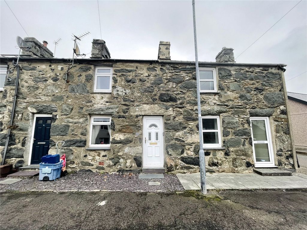 2 bed terraced house for saleGarndolbenmaen, Gwynedd LL51