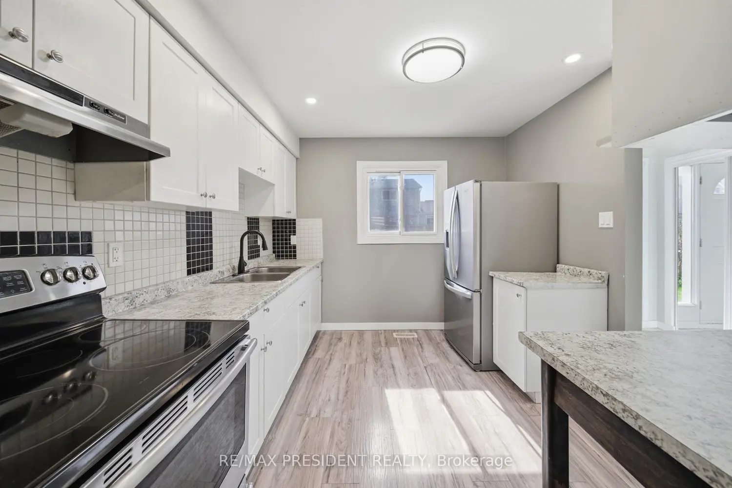 498 B Grey Street photo 4