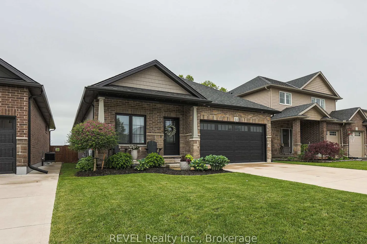 15 Willowbrook Drive photo 2