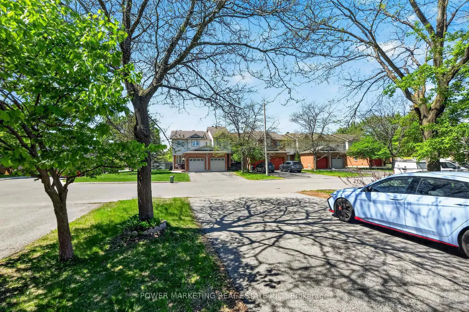 1493 Lynx Crescent photo 3