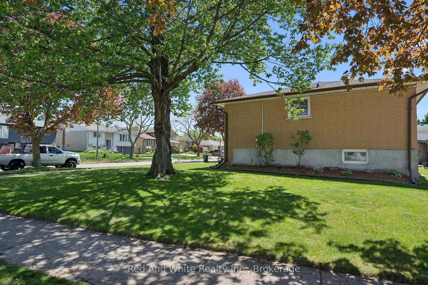 47 Oakhurst Crescent photo 2