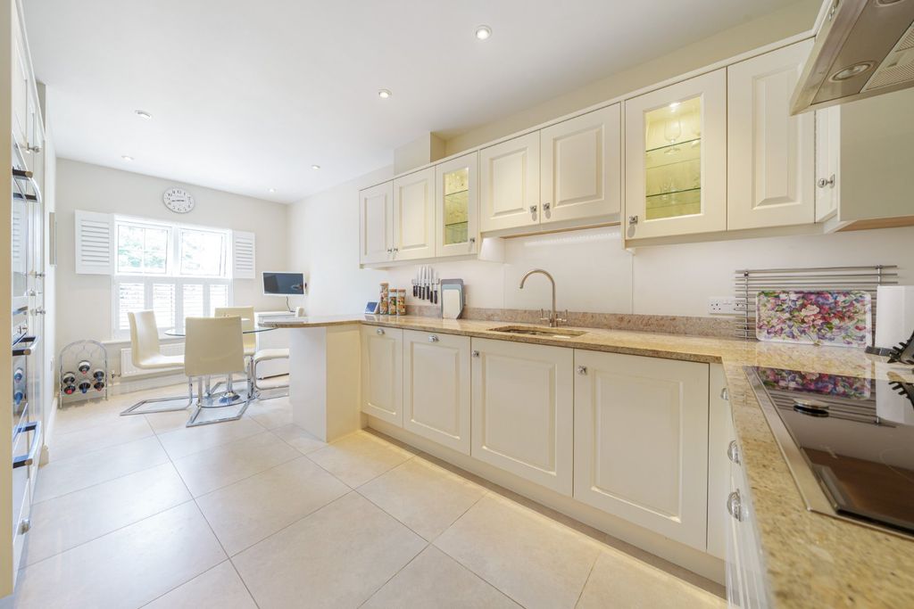 Additional image 4 of 2 bed flat for saleCrompton Hall, South Park, Gerrards Cross, Buckinghamshire SL9