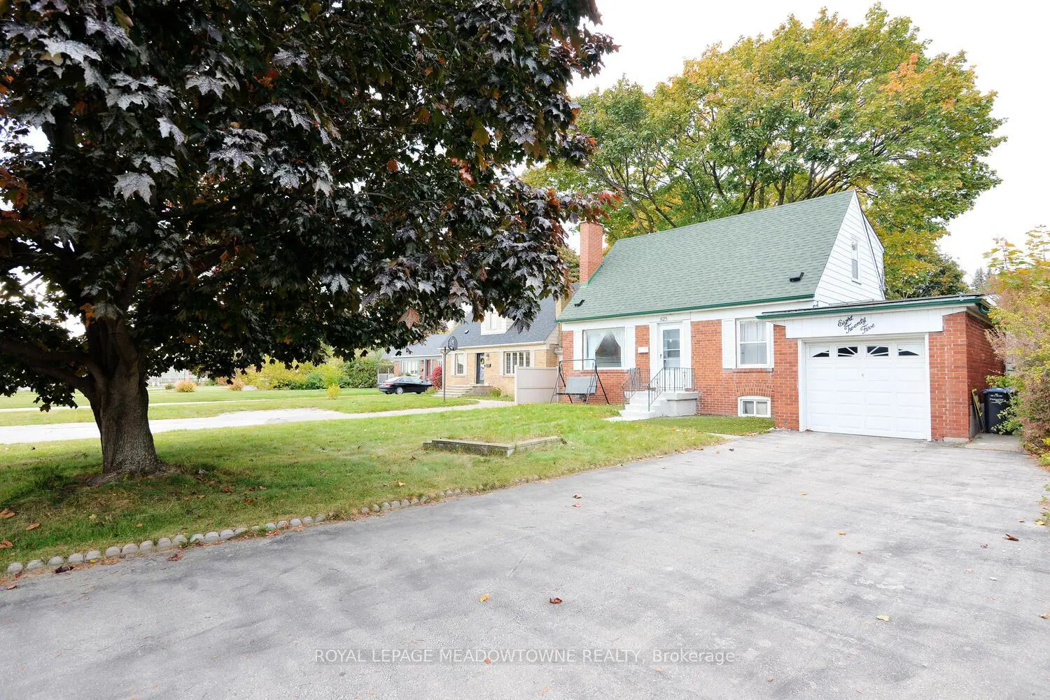 825 North Service Road