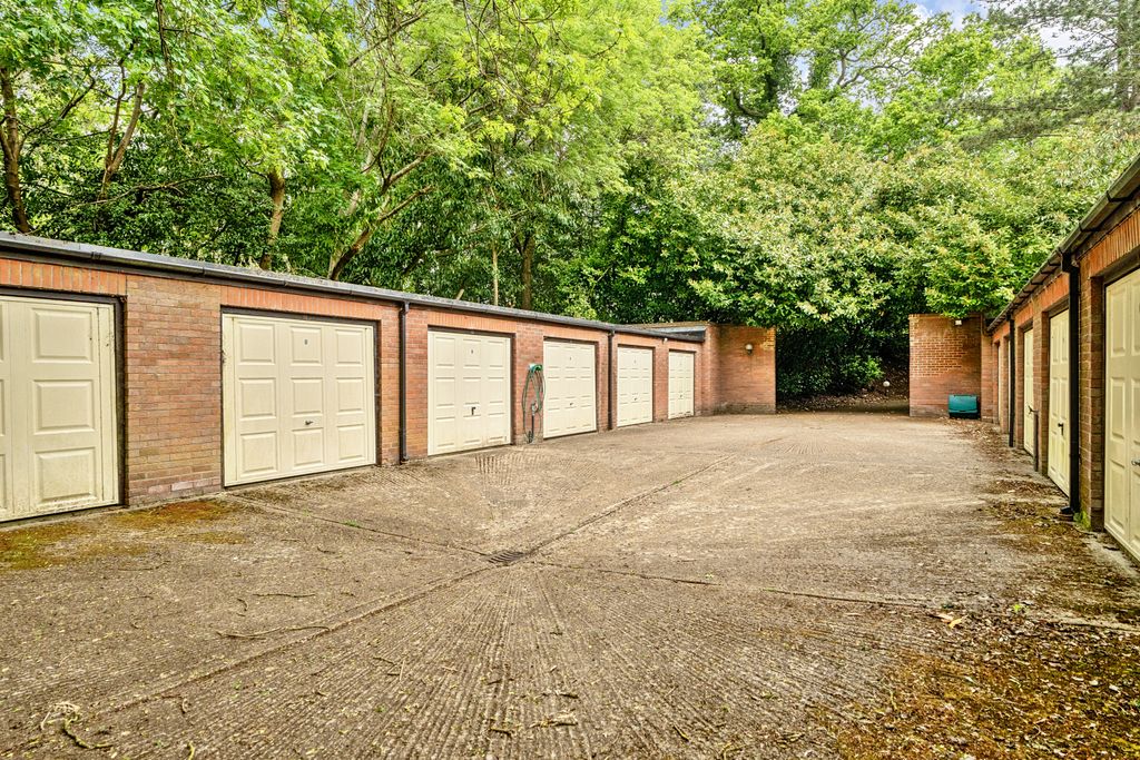 Additional image 11 of 3 bed flat for saleRaylands Mead, Gerrards Cross, Buckinghamshire SL9
