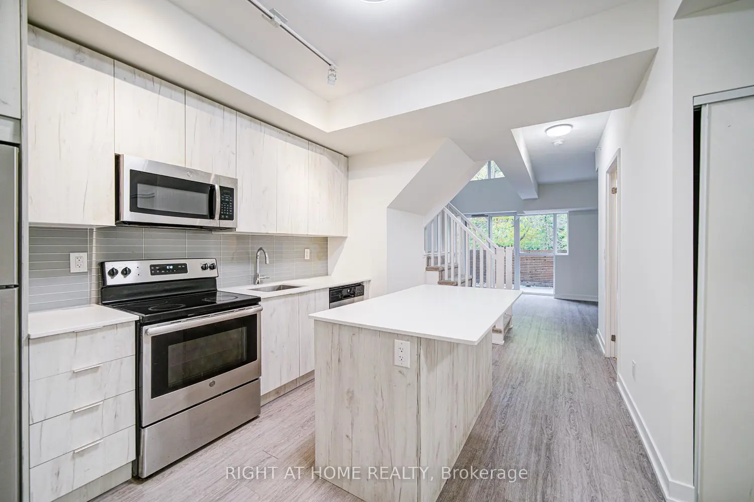 Additional image 7 of 1350 Kingston Road Th03
