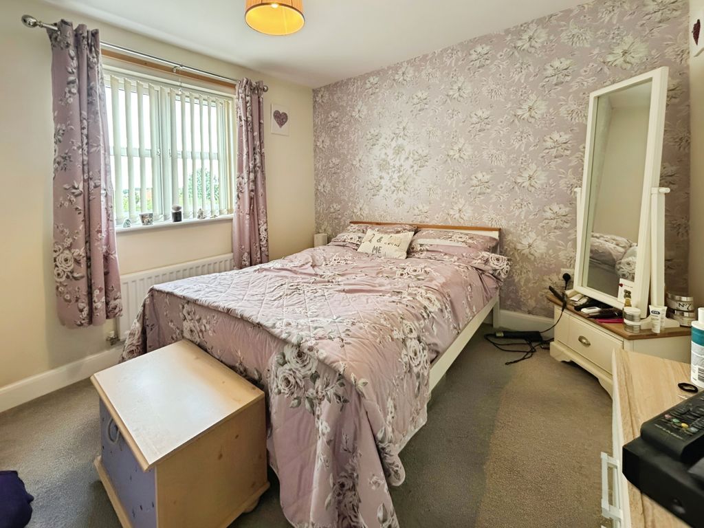 2 bed flat for salePinter Lane, Gainsborough, Lincolnshire DN21 photo 5