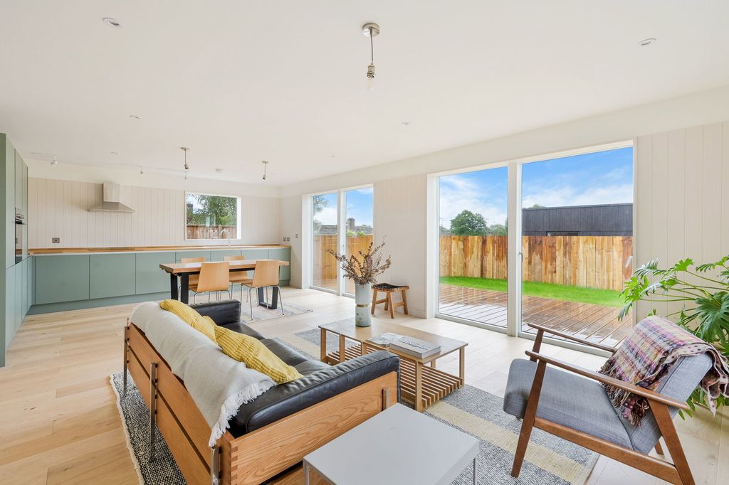 2 bed bungalow for sale1 Garden Court, Godstone RH9