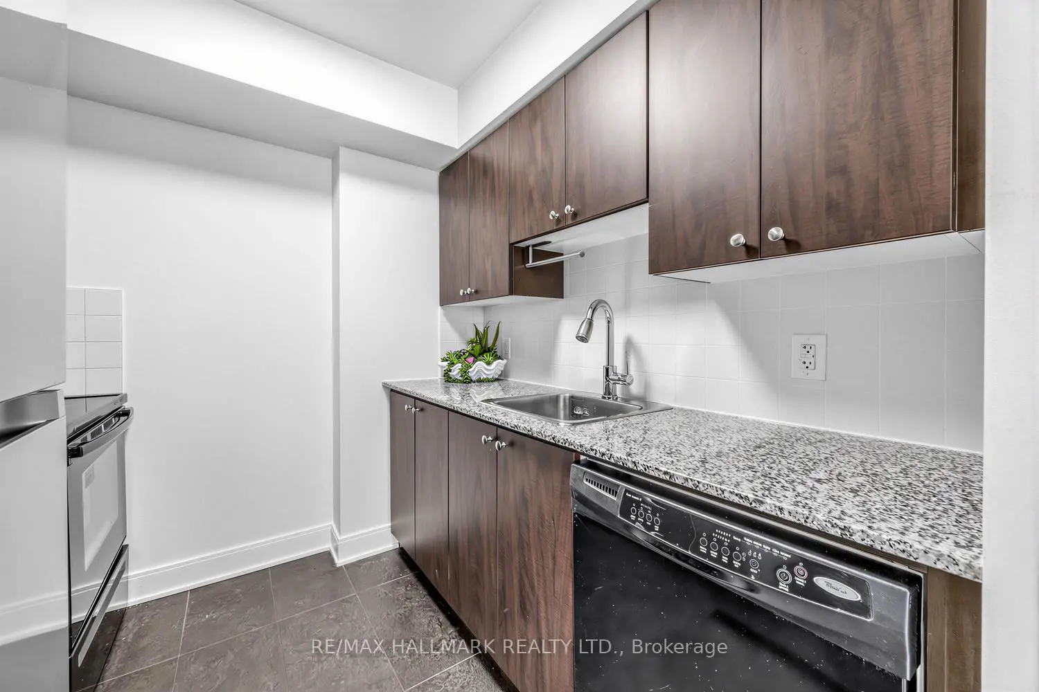 Additional image 9 of 135 Village Green Square 3918