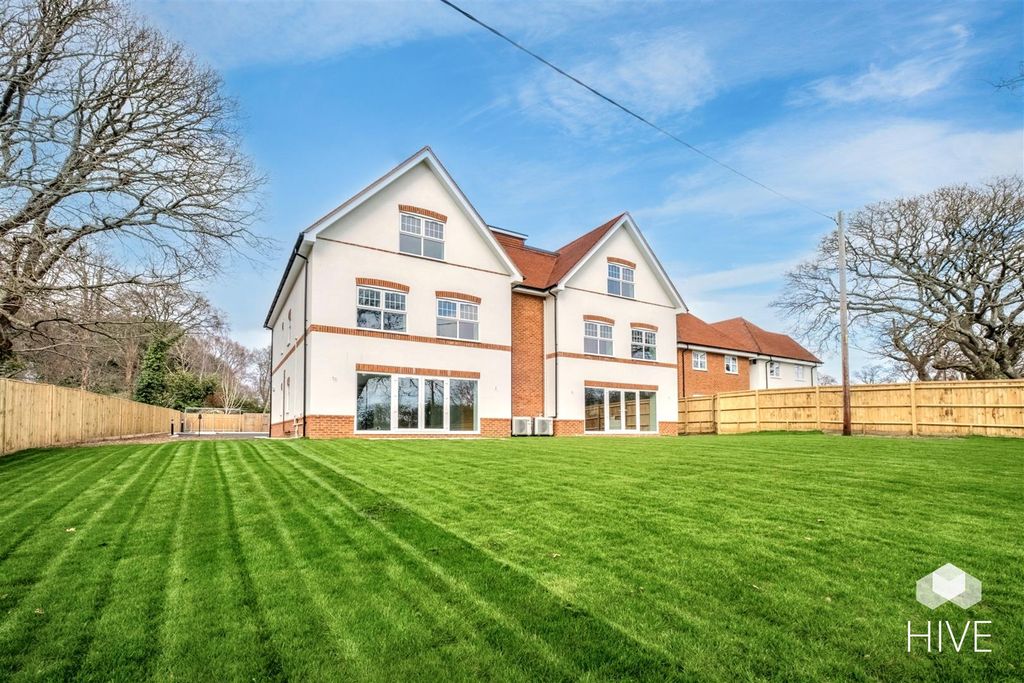2 bed flat for saleFairway View Close, West Parley BH22