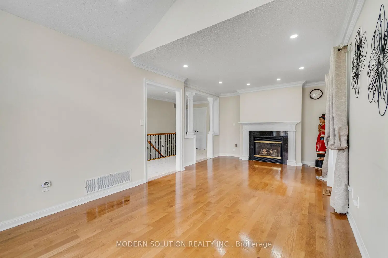 6431 Tenth Line photo 3