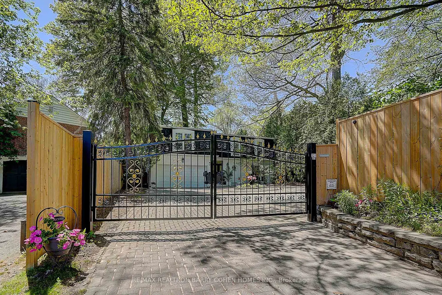 321 Lawrence Avenue