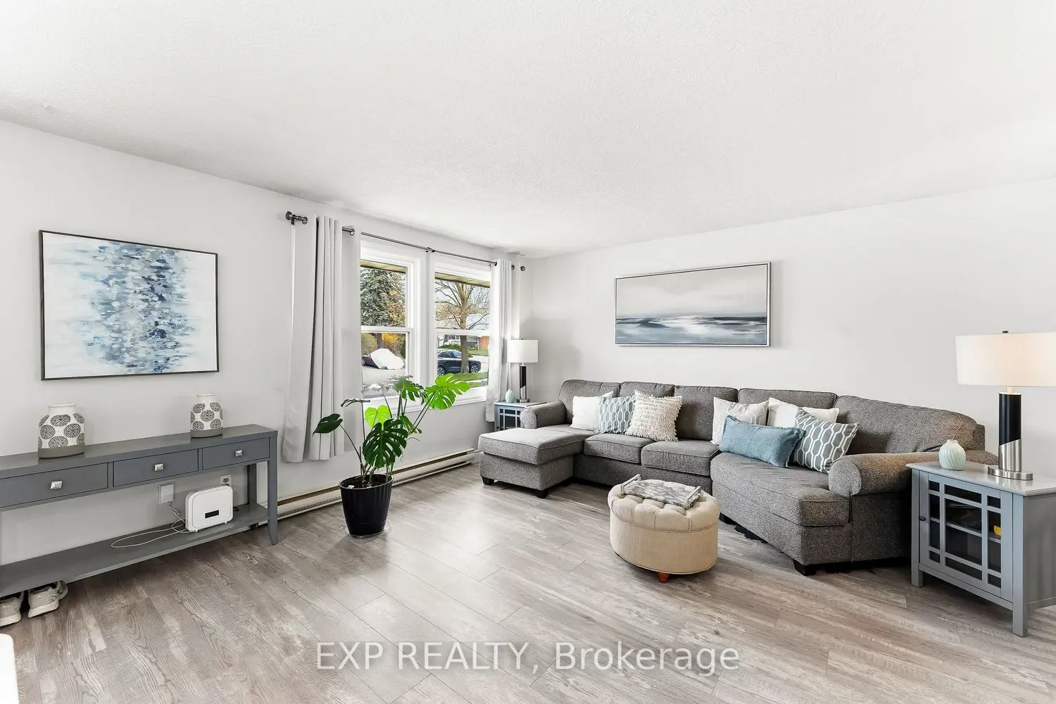 570 Annandale Street photo 2