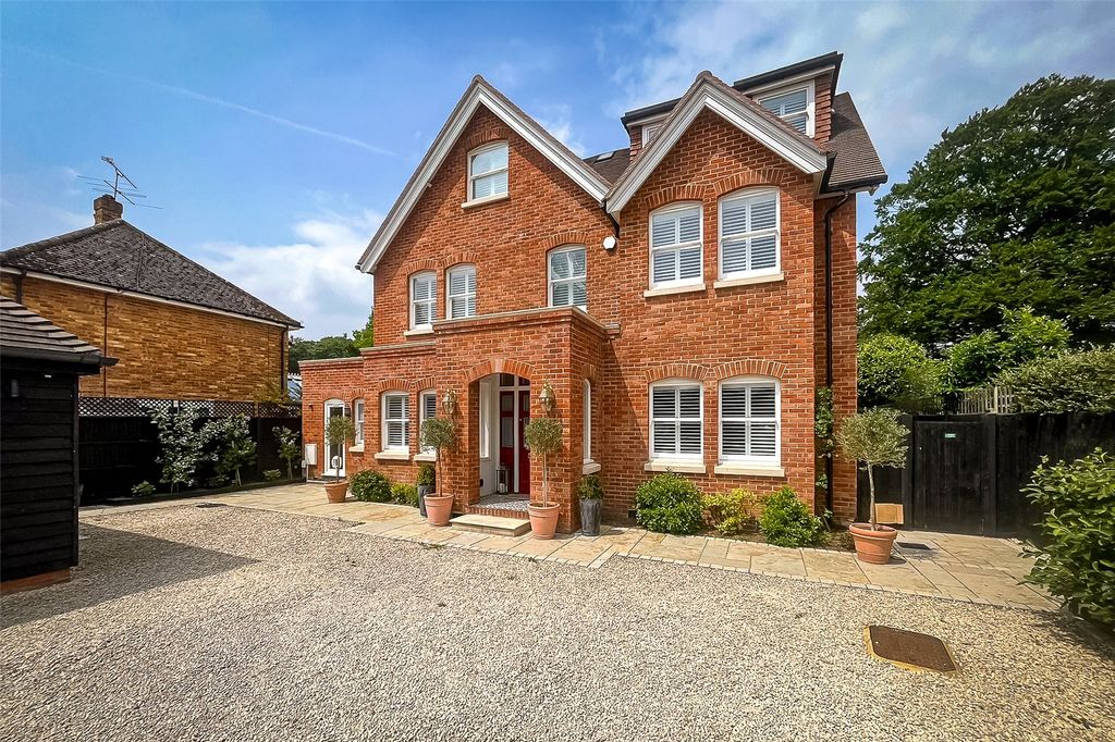 4 bed detached house for salePondtail Road, Fleet, Hampshire GU51