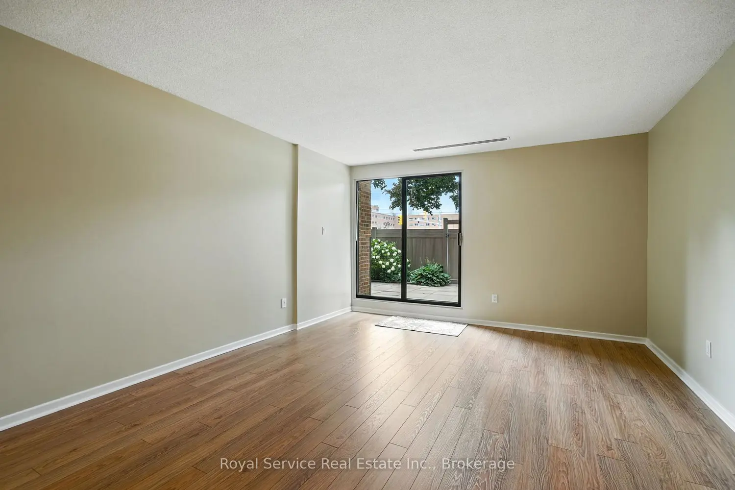 337 Simcoe Street 101 photo 5