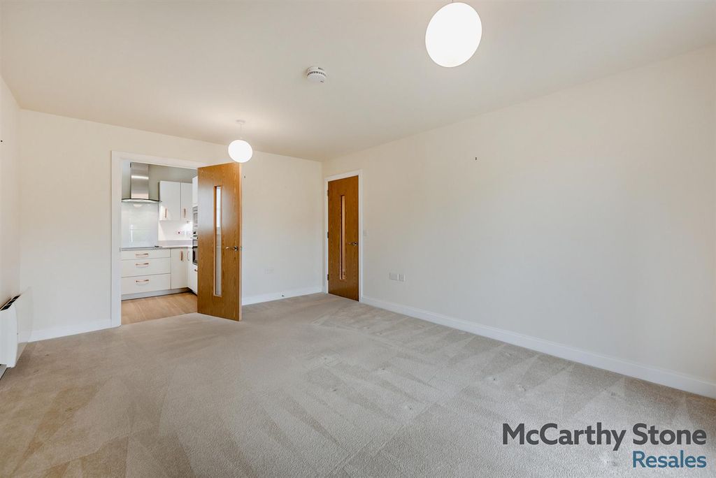 2 bed flat for saleWeavers House, Highgate Hill, Hawkhurst TN18 photo 5