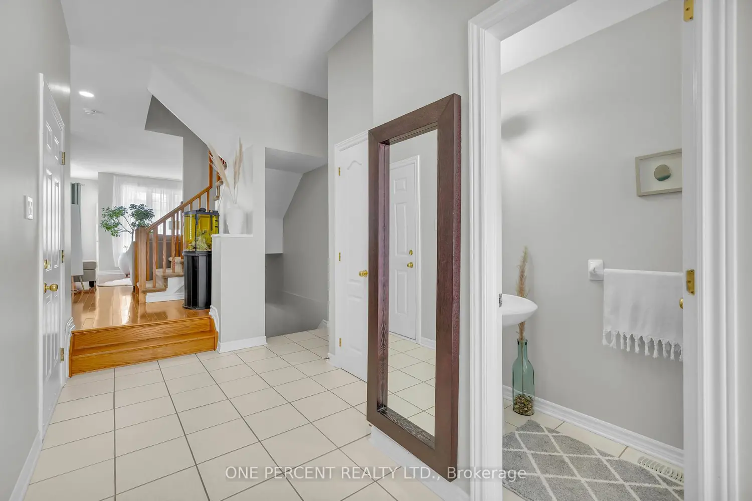 411 Cache Bay Crescent photo 2