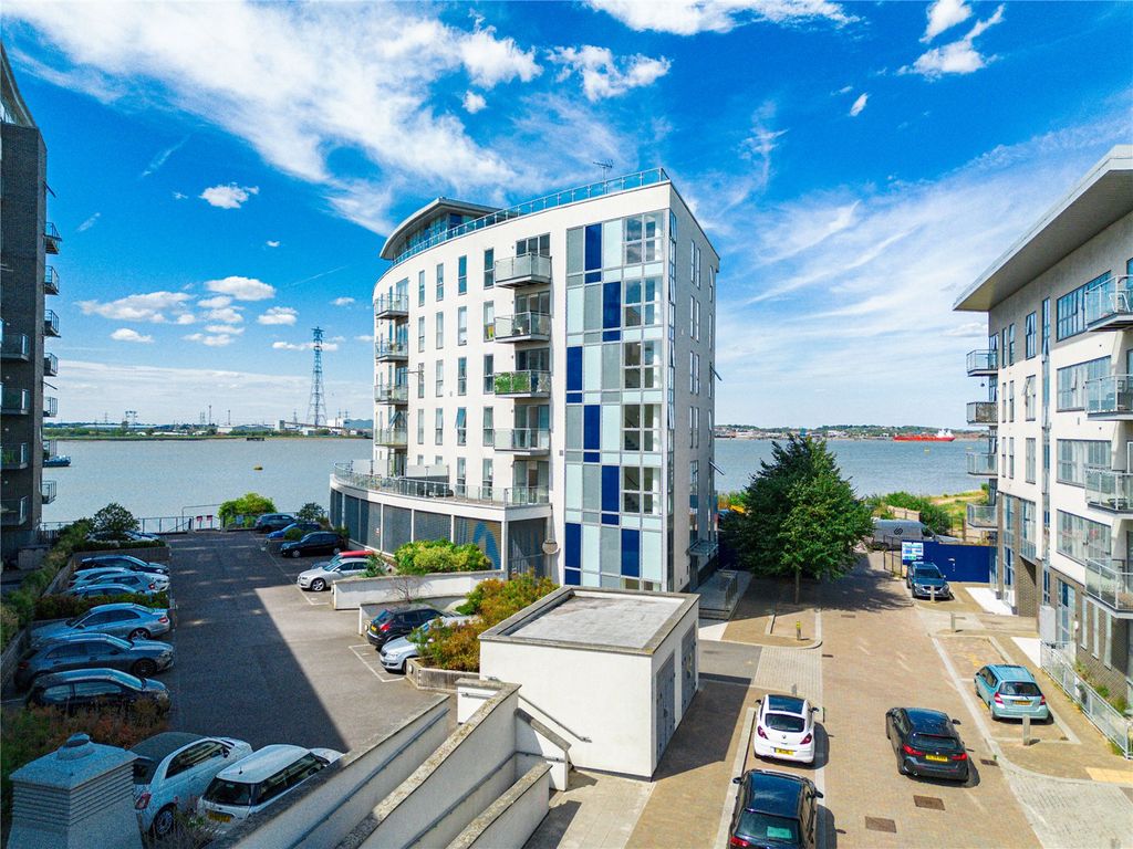 2 bed flat for saleOarsman House, Wainwright Avenue, Greenhithe, Kent DA9