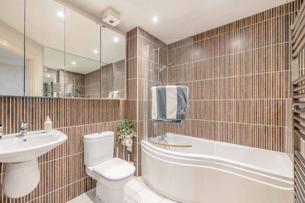 Additional image 4 of 2 bed flat for salePackhorse Road, Gerrards Cross SL9