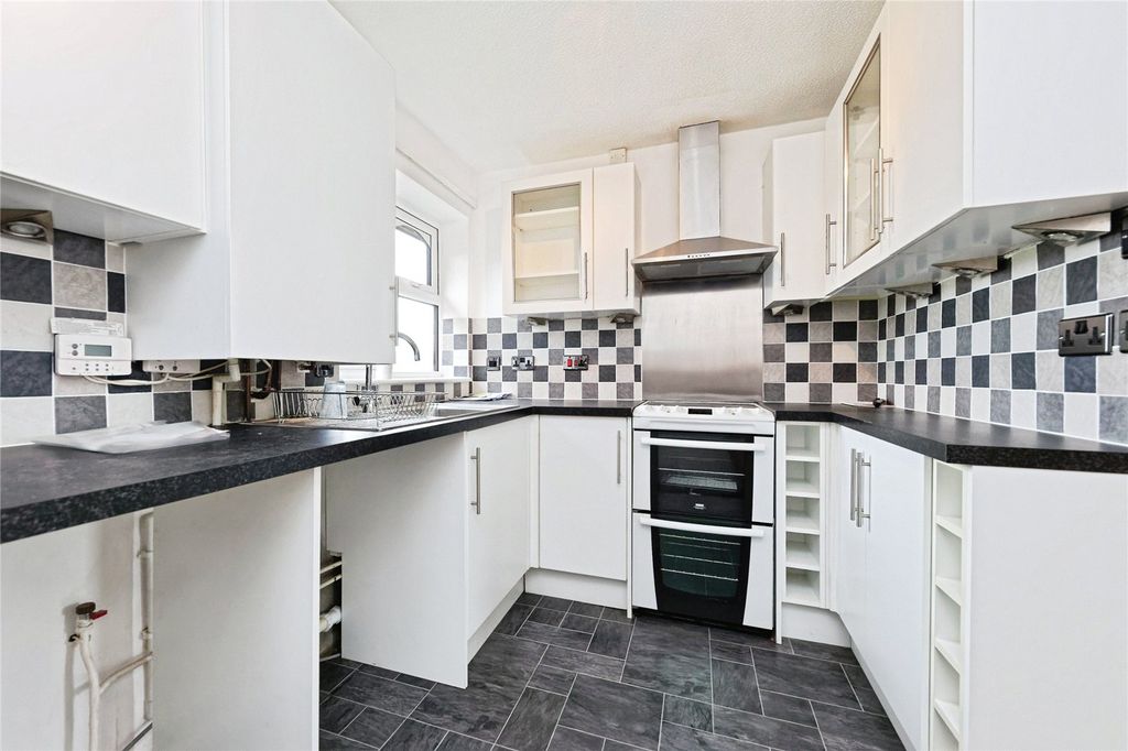 2 bed flat for salePark Court (Faversham), Faversham ME13 photo 3