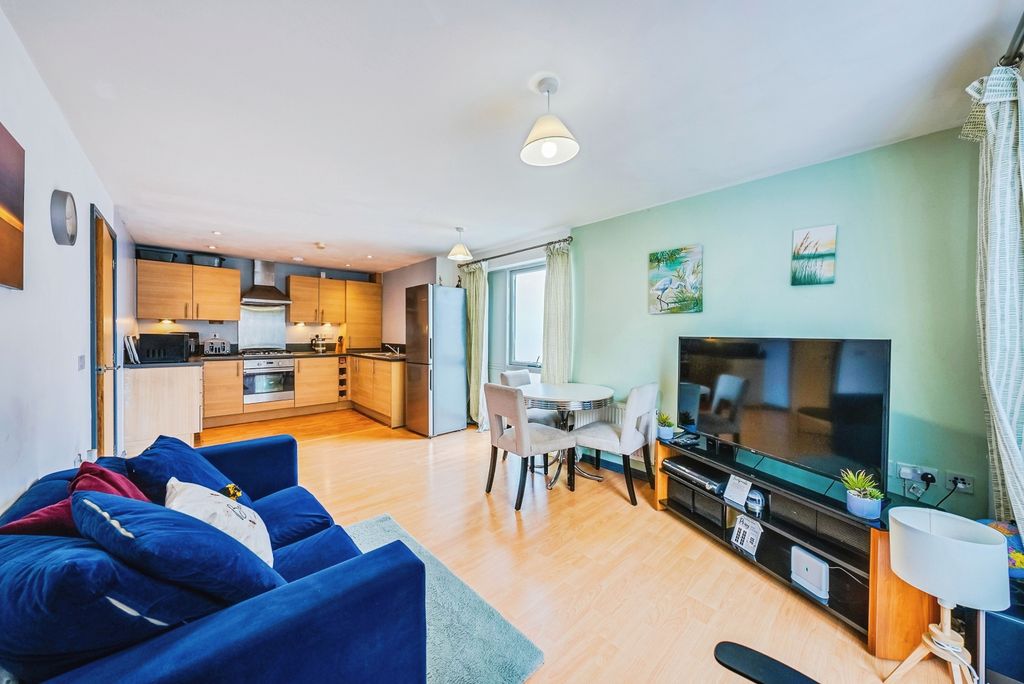 2 bed flat for saleDulcie Close, Greenhithe DA9