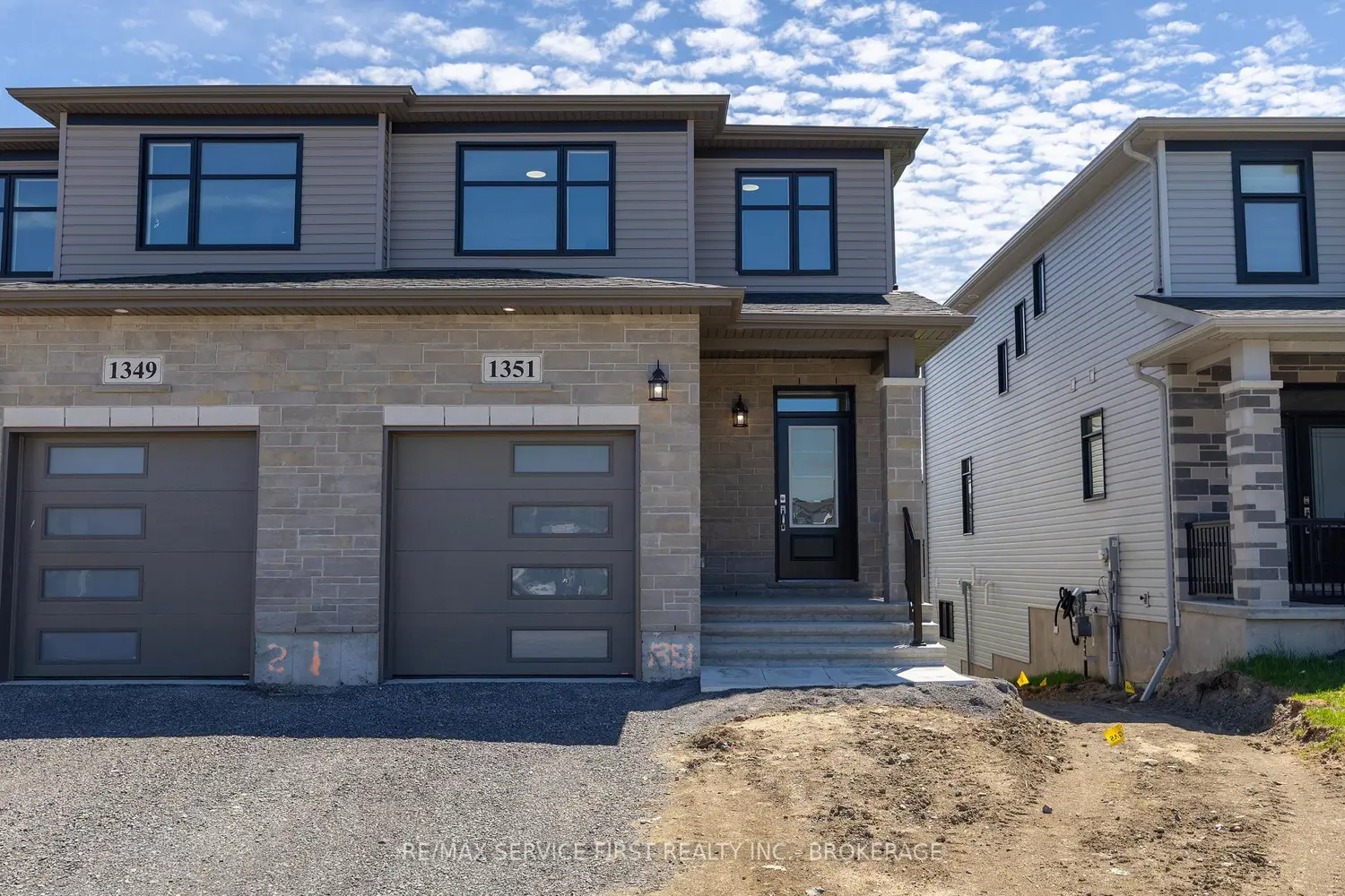 1351 Woodfield Crescent photo 2