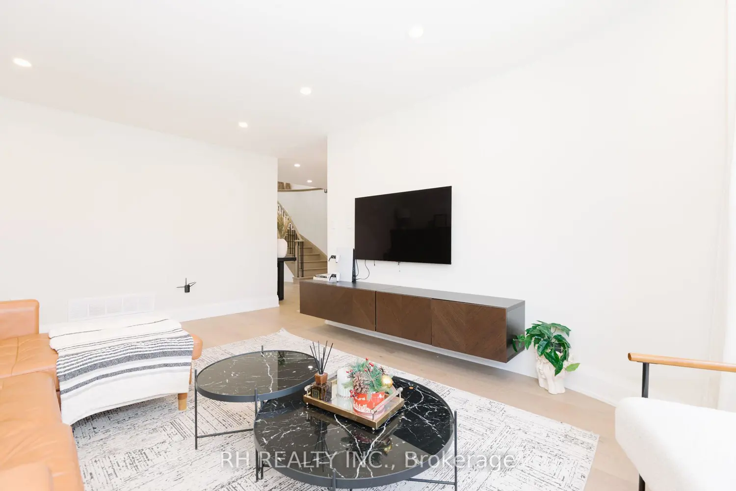 85 Butterfield Crescent photo 2