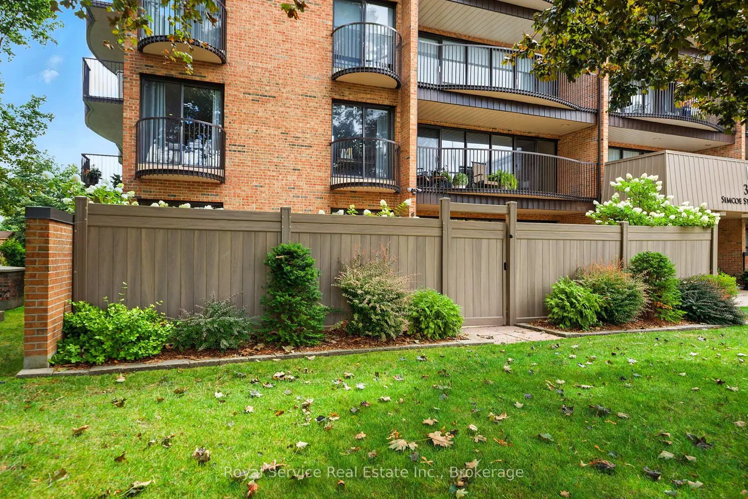 337 Simcoe Street 101 photo 2