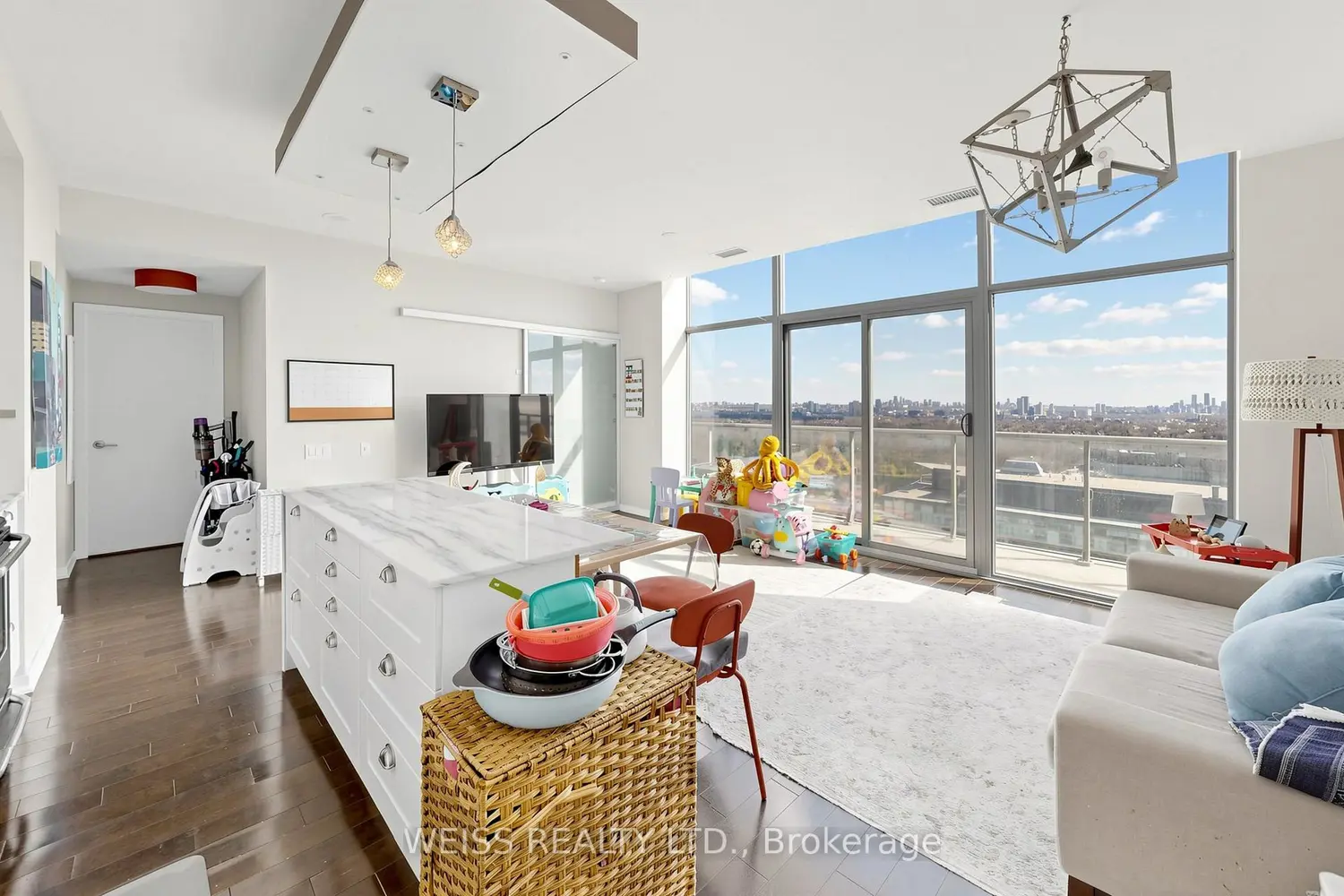 Additional image 10 of 105 The Queensway 3515