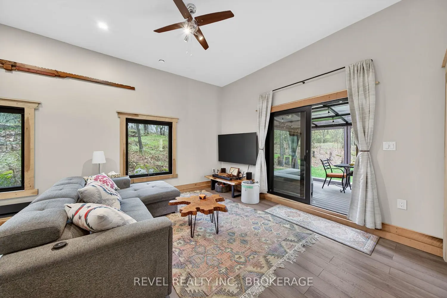 2207 Wellington Street photo 5