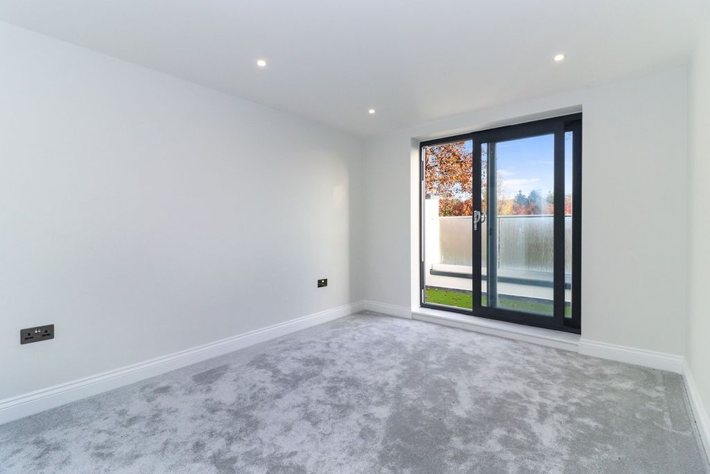 Additional image 6 of 2 bed flat for saleLower Road, Gerrards Cross SL9