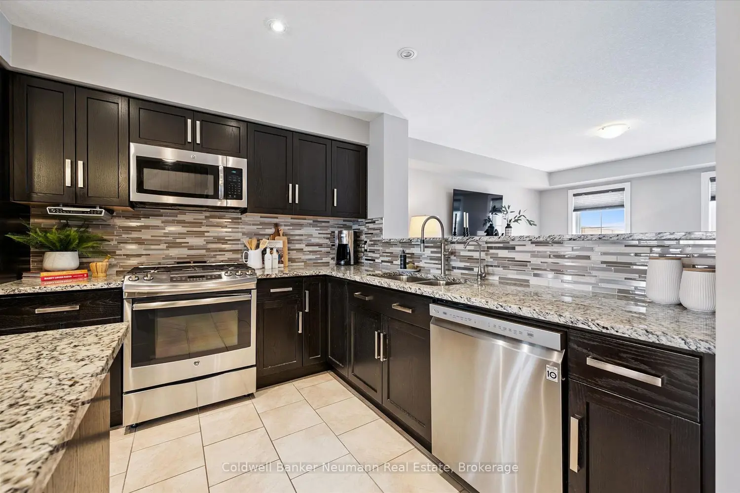 51 Jeffrey Drive photo 4