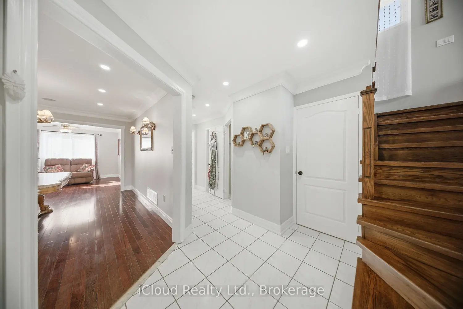 7389 Sandhurst Drive photo 3